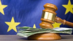Banconote con martelletto su sfondo UE