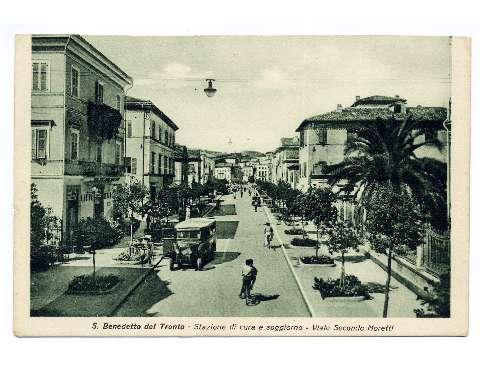 Viale Moretti con gli autobus