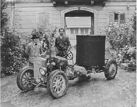 Il Cav. Quaglia controlla la qualità delle vinacce conferite da un agricoltore locale (1942)