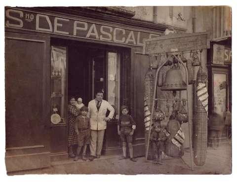 L'ingresso dell'emporio alimentare annesso al panificio-biscottificio (anni trenta)
