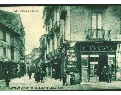 Giuseppe Iannaccone sull'ingresso dell' antica gioielleria
