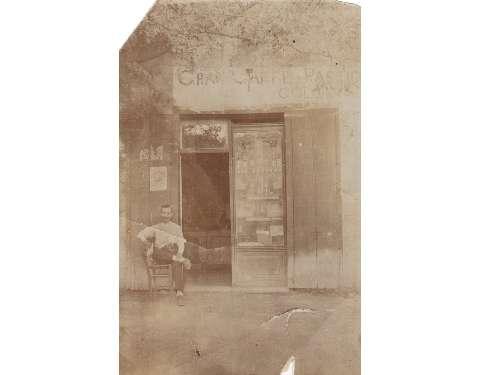 Ernesto Pesce davanti alla pasticceria