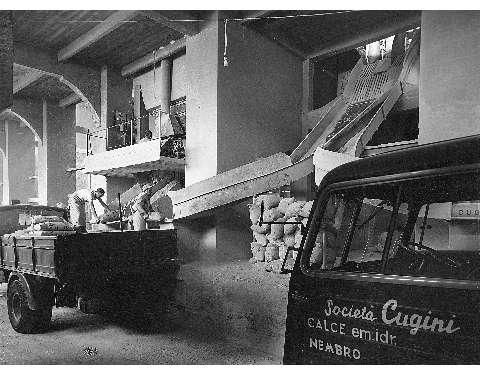 Carico dei sacchi di calce idraulica. (anni cinquanta)