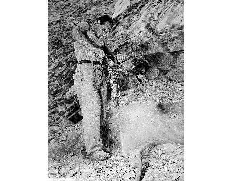 Adetto alla perforazione dei fornelli da mina in cava. (anni cinquanta)