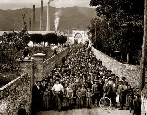 Lavoratori davanti all’ingresso della Manifattura Lane in Borgosesia  fine Ottocento (foto De Jongh Frères Paris)