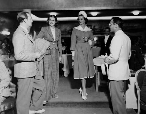 Sfilata a New York del sarto Antony Blotta con i tessuti Piacenza (1950 circa)
