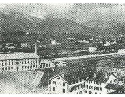 La fabbrica di ricami è requisita dal comando tedesco come ospedale da campo. In primo piano la casa di cura Bellati (1917)
