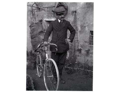Oreste Papi con il suo velocipede all'inizio del secolo