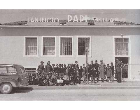 Una scolaresca in gita al lanificio, anni cinquanta