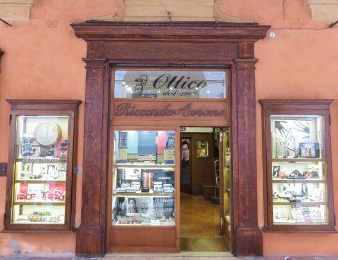 L'ingresso del negozio oggi