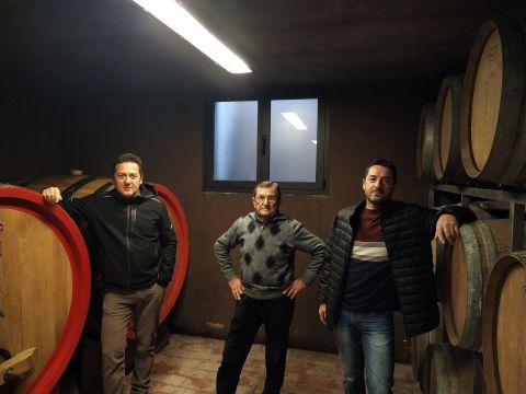 Gli attuali titolari dell'impresa Marco (a sinistra) e Angelo Branchini con, al centro, il padre Cesare