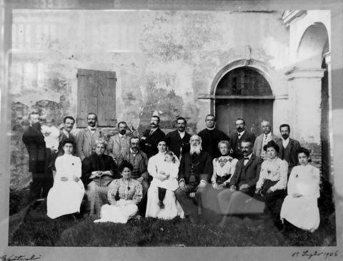 Domenica pomeriggio a Zappolino: il dottor Livio Osti (in piedi al centro a braccia conserte, occhiali e mustacchi), in compagnia del professor Dioscoride Vitali (seduto con lunga barba bianca) e della professoressa Elisa Ghigi (seduta con bimba in grembo), 17 luglio 1906 