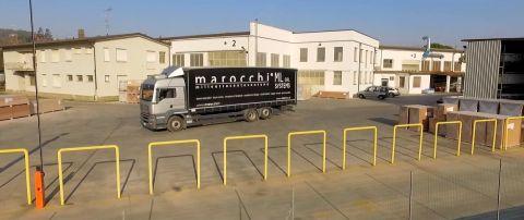 Esterno della produzione con deposito merci pronte per la spedizione