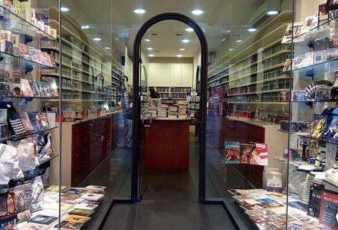 Il negozio, situato a Bologna nella centralissima Via Ugo Bassi al numero 31/F, oggi