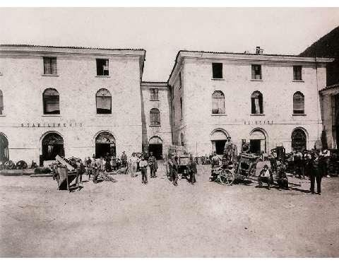Maestri e giovani operai in posa all’esterno dello stabilimento, primi anni del Novecento