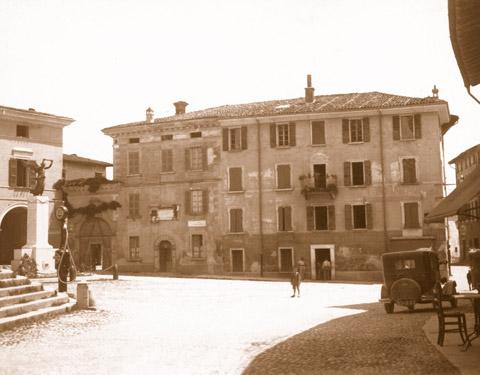 Attesa del pane all’ingresso del forno negli anni Trenta