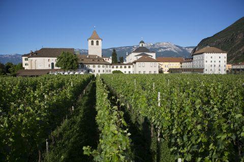 Il complesso architettonico dove oggi risiede il Convento dei Benedettini di Muri-Gries e dove la Cantina Convento di Muri-Gries esercita la sua attività