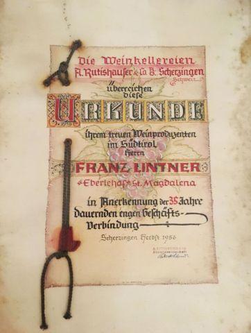 Attestato di gratitudine, consegnato dalla cantina A. Rutishauser al fedele produttore di vino  sig. Franz Lintner Eberlehof, per i 35 anni di collaborazione, autunno 1956 