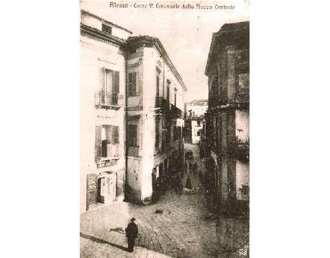 Atessa, piazza Benedetti con insegna visibile del Bar Piretti, primi del Novecento