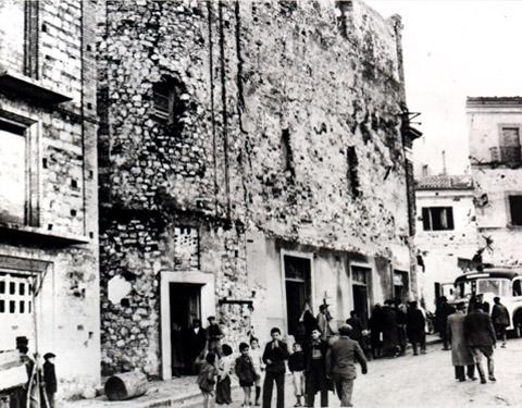 Quartiere di San Lorenzo con la sovrastante Chiesa che durante la II guerra mondiale fu distrutto dalle truppe tedesche in ritirata nel Novembre del 1943. In questa foto si nota il gancio posizionato all’ingresso della macelleria dove giornalmente veniva appesa la testa di un animale per pubblicizzare la freschezza del prodotto