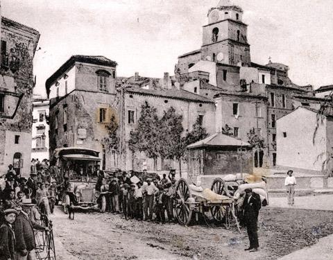 Ingresso della macelleria sulla sinistra (inizi del Novecento)