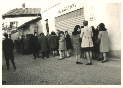 Clienti in attesa dell'apertura della bottega, anni cinquanta