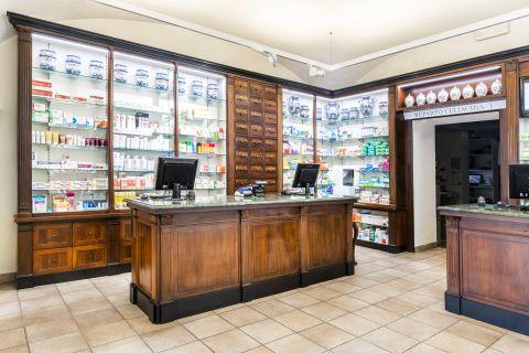 L'interno della farmacia oggi