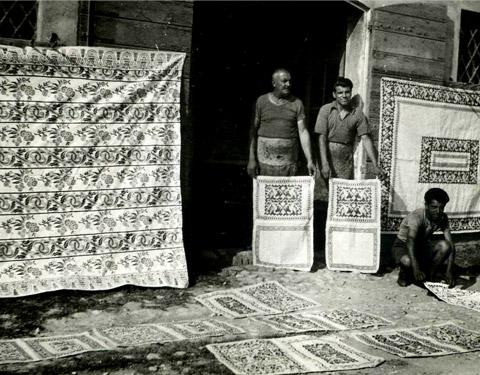 Fuori dalla bottega con le tele stampate: Gino, Spartaco e Giuseppe Pascucci (1960)