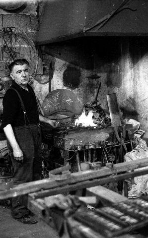 Claudio Bassi all'interno dell'officina, anni settanta