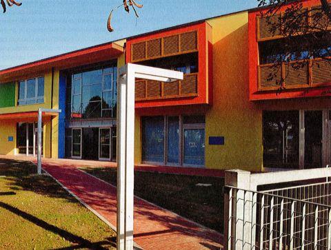 La scuola elementare di San Martino in Argine Molinella (Bo) nel quale sono stati installate porte e serramenti realizzati dall'impresa 