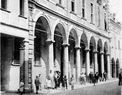 Palazzo Rusconi, sede della Cassa di Risparmio (1924). Archivio Sandro Pirani