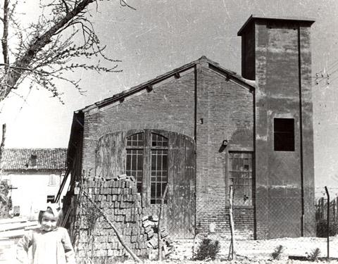 Gisella Ferri davanti all'antica officina (1952)