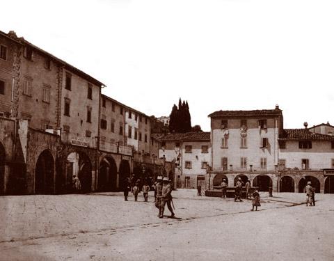 Piazza Greve: sulla sinistra la macelleria Falorni (1898)