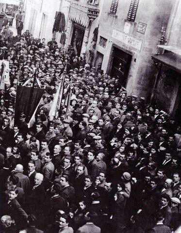 La tabaccheria Nencetti in piazza Cavour, all'esterno una manifestazione, 1936 