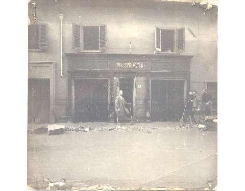 Esterno bottega alluvionata, 1966