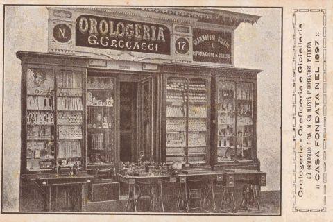 Cartolina utilizzata per corrispondenza fino al 1929/1930 con la foto dell'antico negozio e la dicitura "Già orologiaio e Cav. di Sua Maestà l'Imperatore d'Etiopia"