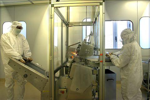 Tecnici al lavoro nel laboratorio