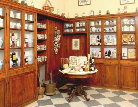 L'interno della farmacia