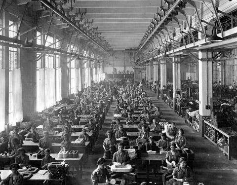 Il reparto bobine dello stabilimento Elettrotecnico Ansaldo di Genova-Cornigliano (1938)
