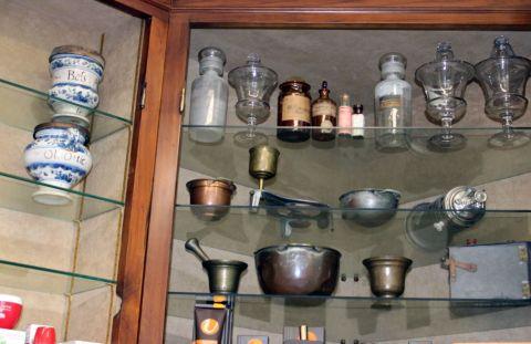 Attrezzi per la preparazione di medicinali e loro contenitori