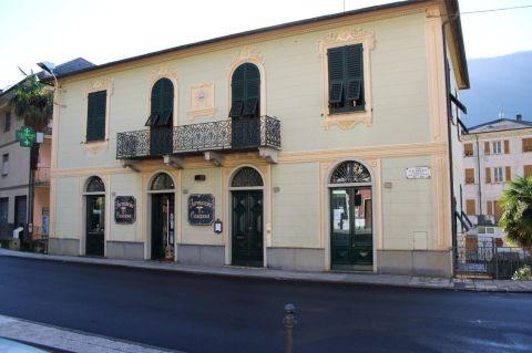 L'esterno della farmacia, oggi 