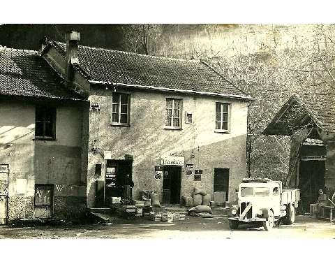 A sinistra sulla porta dell'allora negozietto di alimentari Gino Montaldo e a destra dall'autocarro Giacomo Montaldo, rispettivamente zio e nonno degli attuali proprietari, fine anni quaranta