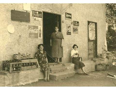 Da sinistra a destra Ede Montaldo, la mamma Natalina Rossi e Ginetta, una cliente villeggiante, 1950