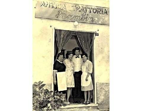 Da sinistra a destra Ede Montaldo, coppia di clienti sposi, cameriera Marisa Parodi, fine anni '60 / primi anni '70