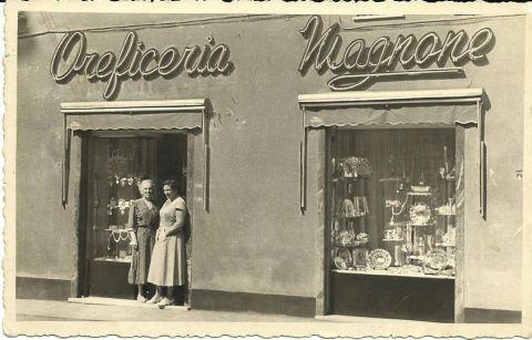Angela Maria Bruzzone e Livietta Magnone all'ingresso del negozio