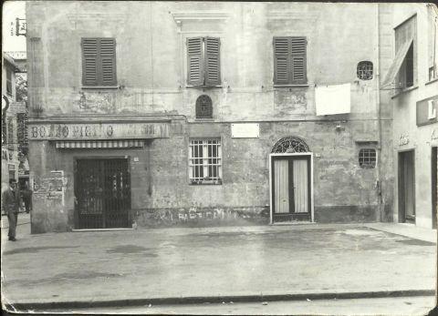 La piazzetta con il negozio sulla sinistra, anni sessanta