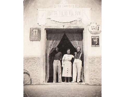 La famiglia Tuliani sulla porta di ingresso del negozio. Da sinistra Tulio, Vittoria, madre di Tulio e moglie di Alberto (1936)