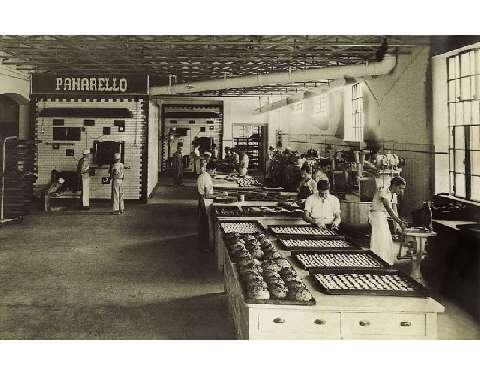 Produzione di panettoni alla Panarello