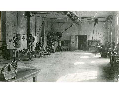 Interno dell'officina, anni dieci