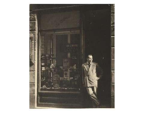 Mario Bianchi all'ingresso del negozio
